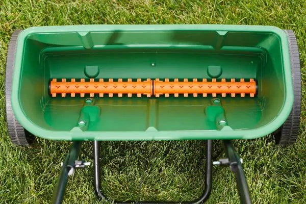 Scotts Turf Builder Classic Drop Spreader – 32-Lb Capacity, Precision Lawn Fertilizer Application
