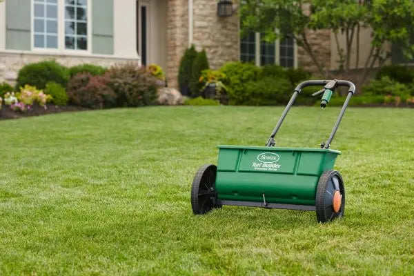 Scotts Turf Builder Classic Drop Spreader – 32-Lb Capacity, Precision Lawn Fertilizer Application